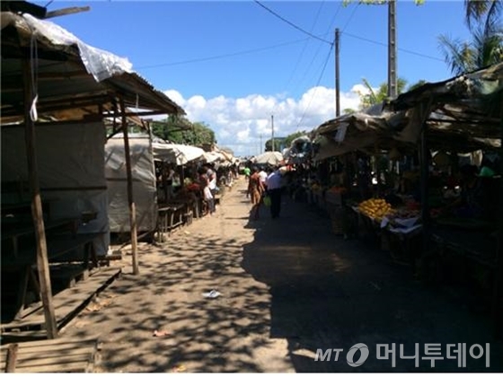 암바토비 플랜트가 위치한 마다가스카르 토아마시나의 한 시장의 모습. 대부분이 나무를 엮어 만든 판자집이다. / 사진=머니투데이 이동우 기자