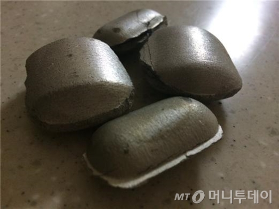 암바토비 플랜트에서 생산된 브리켓 형태의 니켈. / 사진=머니투데이 이동우 기자