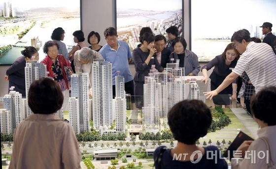 21일 서울 강남구 신사동 '반포아크로리버파크 2회차' 모델하우스가 방문객들로 북적이고 있다. 대림산업이 지난 19일 서울과 부산, 구미에 오픈한 '아크로리버파크 2회차', 'e편한세상 사하', 'e편한세상 구미교리' 모델하우스에 주말까지 6만여 명이 넘는 방문객이 찾아 성황을 이뤘다./사진제공=대림산업