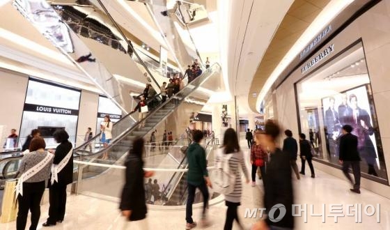 잠실 제2롯데월드 저층부 쇼핑몰이 문을 연 14일 오전 서울 롯데 에비뉴엘 월드타워점을 찾은 시민들이 쇼핑몰을 둘러보고 있다. 서울시는 지난 2일 제2롯데월드 타워동을 제외한 에비뉴엘동, 캐쥬얼동, 엔터테인먼트동 등 저층부 3개동에 대한 임시 개장을 승인했다.