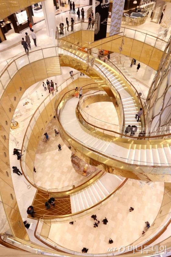 잠실 제2롯데월드 저층부 쇼핑몰이 문을 연 14일 오전 서울 롯데 에비뉴엘 월드타워점을 찾은 시민들이 쇼핑몰을 둘러보고 있다. 서울시는 지난 2일 제2롯데월드 타워동을 제외한 에비뉴엘동, 캐쥬얼동, 엔터테인먼트동 등 저층부 3개동에 대한 임시 개장을 승인했다.