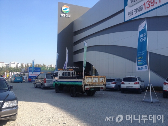 위례신도시 '위례자이' 모델하우스 앞에 서울 송파구 단속반 차량이 대기하고 있다. / 사진 = 이재윤 기자