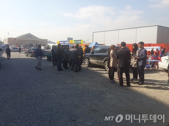 서울 송파구청과 경기 성남·하남시청, 국세청 관계자 등 27명으로 구성된 '떴다방 합동 단속반'이 모델하우스를 찾아 단속을 실시하고 있다. /사진=진경진 기자