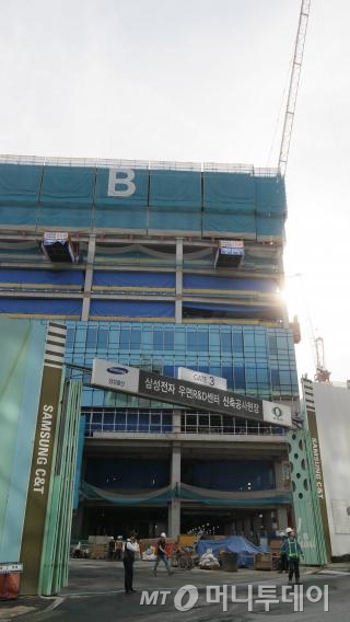 내년 5월 완공 예정인 삼성전자 우면동 R&D센터 건설 현장./사진=서명훈 기자