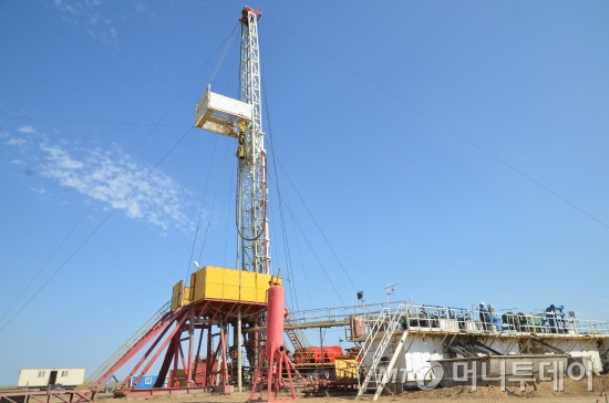 카자흐스탄 서부 악토베에 위치한 악자르 광구의 한 육상광구에서 시추작업이 진행 중이다./사진=유영호기자