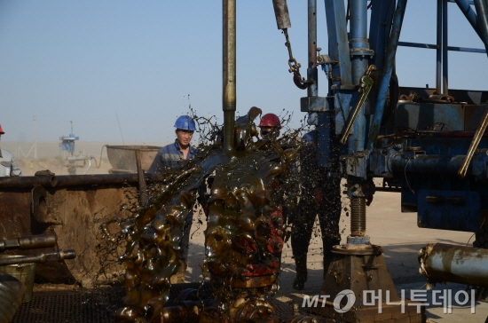 카자흐스탄 서부 악토베에 위치한 악자르 광구의 한 육상광구 시추공에서 물과 모래가 섞인 원유가 솓아오르고 있다./사진=유영호기자