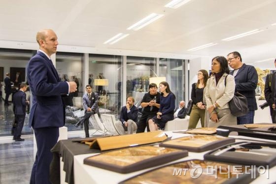 차체의 앞뒤로 추가된 스트럿바(접지력을 높이는 부품)로 전보다 주행 중 안정감이 강해졌다. 코너를 돌 때 언더스티어나 오버스티어를 모두 시도해 봤지만 예상보다 빨리 제 자리로 돌아가 치고 나간다. 승차감을 위한 장치도 더해져 노면이 느껴지는 운전의 재미를 즐긴다면 당연히 아쉬울 수준이다./사진=롤스로이스 제공