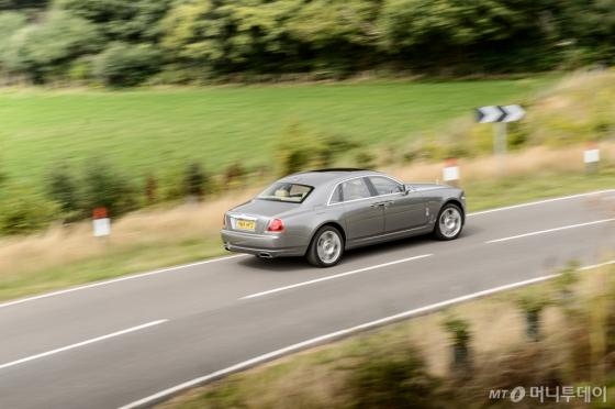 아무리 졸음이 쏟아져도, 전체적으로 둥글게 디자인된 고스트의 뒷자리에서는 몸이 흐트러지지 않았다. 전과 달리 A필러와 C필러에도 가죽 장식을 쓸 수 있다. C필러에는 작은 거울이 달려있는데, 창 밖을 보면서도 운전사의 모습을 볼 수 있다. 예의바른 주인을 위한 배려일까?/사진=롤스로이스 제공