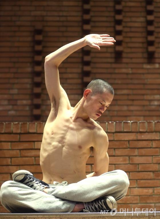 오는 31~11월2일까지 대학로 아르코예술극장에서 열리는 무용극 '붓다, 일곱 걸음의 꽃'에서 오창익은 때론 부드럽고 때론 거친 '붓다' 연기를 펼친다. /사진=홍봉진기자 honggga@