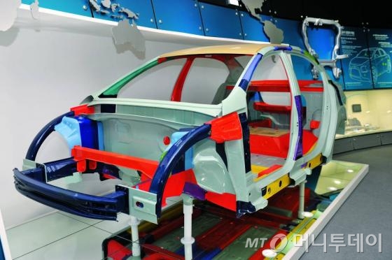 자동차용 강판의 97%를 고강도강으로 채택한 포스코의 전기자동차용 차체는 기존 철강만 사용한 차체에 비해 무게가 25% 가볍다./사진=포스코