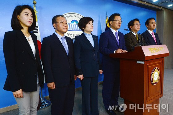 교문위 여당 간사인 신성범 의원을 비롯한 새누리당 의원들이 16일 국회 정론관에서 기자회견을 갖고 교문위 국감 파행에 관한 의견을 발표하고 있다. 이날 교문위의 교육청에 대한 국정감사는 누리과정 예산 문제로 여야 의원이 대립해 파행을 빚고 있다. 2014.10.16/뉴스1  <저작권자 ⓒ 뉴스1코리아, 무단전재 및 재배포 금지>
