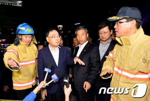 정홍원 국무총리가 17일 저녁 경기 성남시 분당구 판교동 유스페이스 앞 야외 공연장 주변 환풍기 붕괴 추락사고 현장을 찾아 소방관계자로부터 사고경위를 듣고 있다. 2014.10.17/뉴스1 © News1 김영진 기자