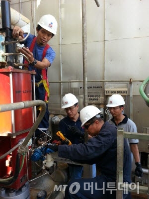 일리한발전소의 현지인 직원과 한국인 직원들이 설비를 점검하고 있다/사진=한국전력