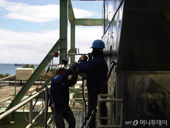 한국전력 필리핀 세부발전소 현장 근로자들이 설비를 점검하고 있다./사진=한국전력