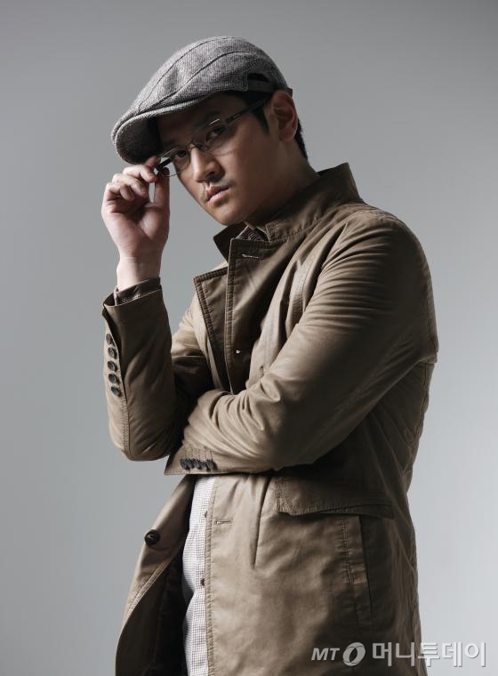 가을에 어울리는 목소리의 주인공 바비킴이 22일 내놓은 4집 '거울'은 감성적 노랫말이 돋보이는 12곡을 담았다. /사진제공=오스카엔터테인먼트