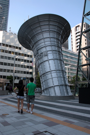 일본의 환풍구. 올라갈 수 없는 높이의 도시조형물로 만들어 안전을 확보하고 도시 미관도 살렸다. / 사진=인터넷 커뮤니티