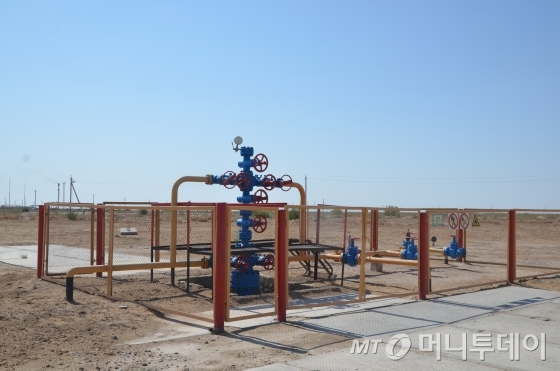 우즈베키스탄 수르길 가스전에 설치된 가스생산시설. '크리스마스트리'라는 별명으로 불린다./사진=유영호기자