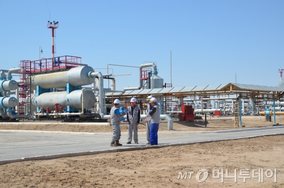한국가스공사가 우즈베키스탄 수르길 가스전에 건설한 중앙가스처리시설에서 류의곤 상류부문 소장(왼쪽 첫번째)과 현지직원들이 운영방안에 대해 논의하고 있다./사진=유영호기자