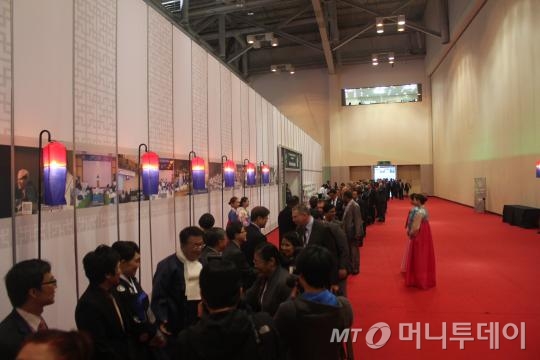 한국 선거오찬 리셉션 참가자들의 줄이 출입문 통로 끝까지 길게 늘어서있다/사진=류준영 기자