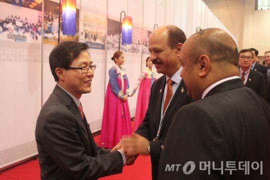 윤종록 미래부 2차관이 각국 대표단들과 만나 이 후보에 대한 지지를 당부하고 있다/사진=류준영 기자