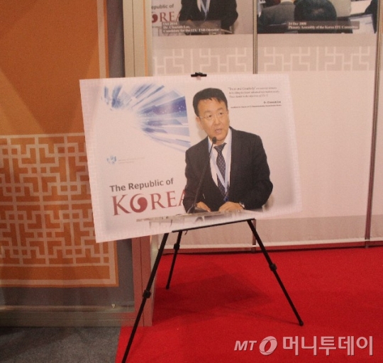 행사장 정문에 놓인 이재섭 후보 홍보포스터/사진=류준영 기자