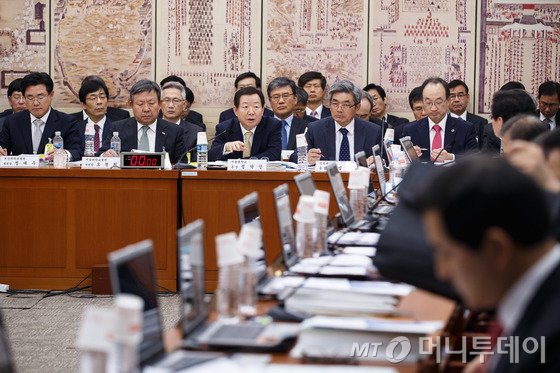 성낙인 서울대학교 총장이 23일 서울 여의도 국회에서 열린 국회 교육문화체육관광위원회의 서울대 등 국립대학법인에 대한 국정감사에서 의원들의 질의에 답변하고 있다. 2014.10.23/사진=뉴스1