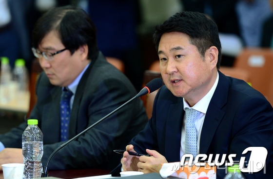 이석우 다음카카오 대표는 지난 17일 서울고등검찰청 국정감사에서 의원들의 질문에 답변하고 있다.