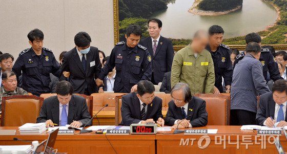 지난 16일 오후 서울 여의도 국회에서 열린 농해수위의 해양수산부와 해양경찰청 등에 대한 국정감사에서 김형준 전 해경 진도VTS센터장(왼쪽), 신정훈 세월호 1등항해사가 증인으로 출석하고 있다. 이날 증인으로 출석명령을 받은 이준석 전 세월호 선장은 국회의 동행명령을 거부 불참했다. /사진=뉴스1