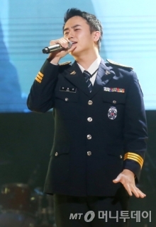 서울경찰청 호루라기 공연단의 남성 그룹 SS501 출신 허영생이 라이브 공연을 펼치고 있다/부산=홍봉진기자 honggga@