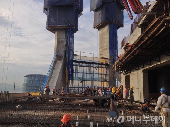 쿠알라룸푸르(KL) 'IB타워' 야간 공사모습. / 자료제공=대우건설