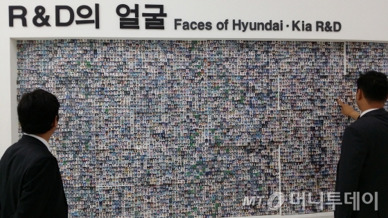 현대차그룹 남양연구소 자동차역사관에 있는 'R&D의 얼굴'. 남양연구소 설립 때부터 이곳에 근무한 연구원들의 얼굴 사진을 모았다. /사진=양영권 기자