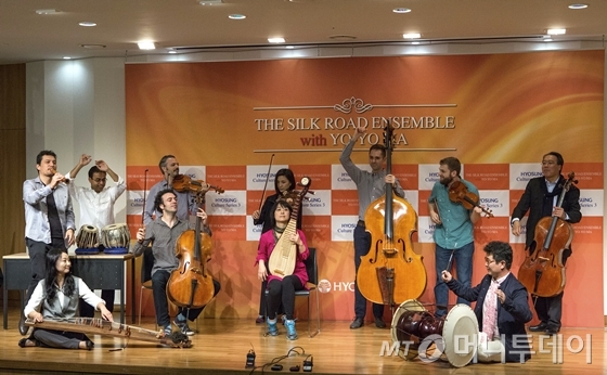 '요요마와 실크로드 앙상블'이 기자간담회에 앞서 연주를 선보였다. /사진제공=크레디아