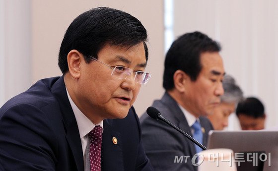 서승환 국토교통부 장관이 27일 오전 서울 여의도 국회에서 열린 국토교통위원회 국토교통부 종합감사에서 의원들의 질의에 답하고 있다./사진=뉴스1