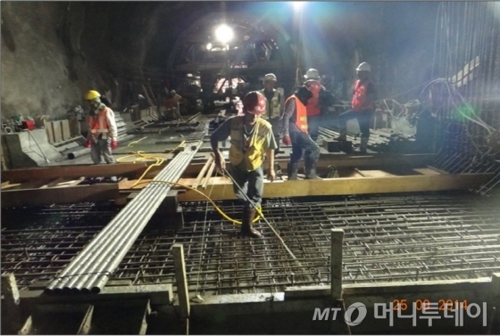 터널 내 공사 현장/사진제공=SK건설