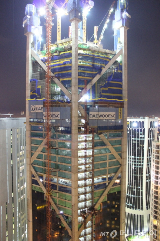 대우건설이 말레이시아에서 시공 중인 IB타워 야간 공사 장면/사진=송학주 기자
