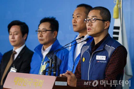 새누리당 공무원연금개혁 TF 팀장인 이한구 의원이 27일 오후 서울 여의도 국회 정론관에서 공무원연금 개혁안을 발표하고 있다. 왼쪽은 김현숙 의원.새누리당은 공무원연금을 현행 60세에서 65세로 늦춰 지급하는 공무원연금개혁안을 마련했다. 2014.10.27/뉴스1  <저작권자 ⓒ 뉴스1코리아, 무단전재 및 재배포 금지>