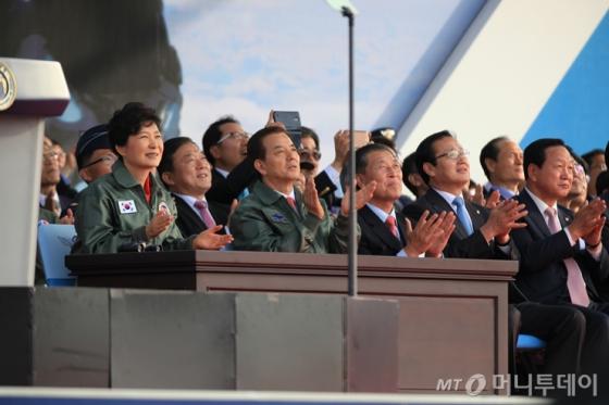 박근혜 대통령이 30일 강원 원주공군기지에서 펼쳐진 FA-50의 비상출격명령 수행장면을 보며 환하게 웃고 있다. /사진=KAI