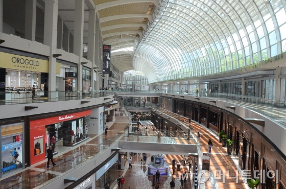 마리나베이샌즈 상점가. 컨벤션, 카지노와 연결돼 있다/사진=이지혜 기자