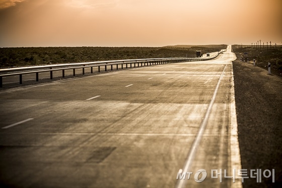 포스코건설이 지난 4월 준공한 '카렉 A380 고속도로' 메샤클-투르쿨 구간(91km) 전경. 카렉 A380 고속도로는 현대판 실크로드 재건사업으로 포스코건설은 지난해말 키실락-가질 구간(85km) 공사를 추가 수주했다. 사진=포스코건설