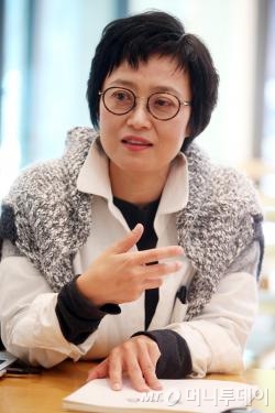 고현주는 "관념과 이성으로 쓴 전작과 달리, 이번 작품은 사람들과 소통하고 공감하는 측면이 크다"며 "무엇보다 내 자신이 치유받은 느낌"이라고 전했다. /사진=임성균 기자 tjdrbs23@