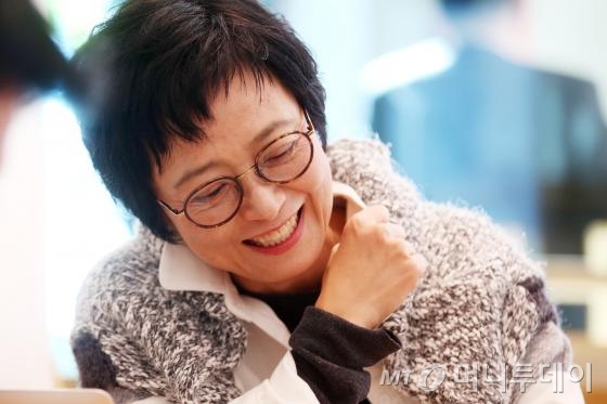 사진작가 고현주가 인터뷰 도중 자신의 신작 '중산간'의 작품을 설명하면서 비하인드 스토리를 들려주다 웃음을 터뜨리고 있다. /사진=임성균 기자 tjdrbs23@