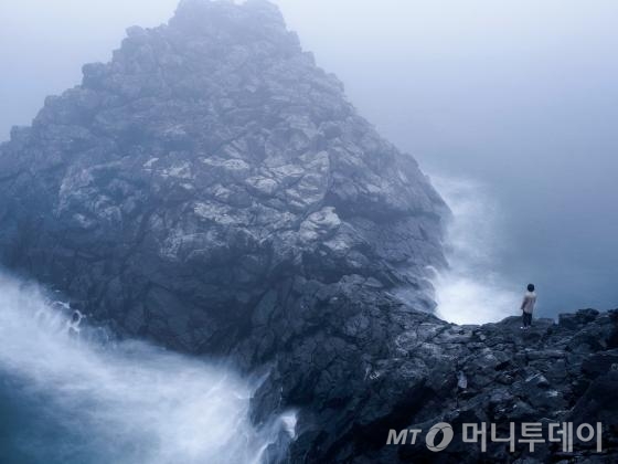 사진작가 고현주의 '중산간' 중 작품 '5-3'. 거대함, 위대함, 숭고함을 지닌 자연앞에서 인간의 삶이란 무엇인가를 곱씹게 한다. /사진제공=고현주 사진작가