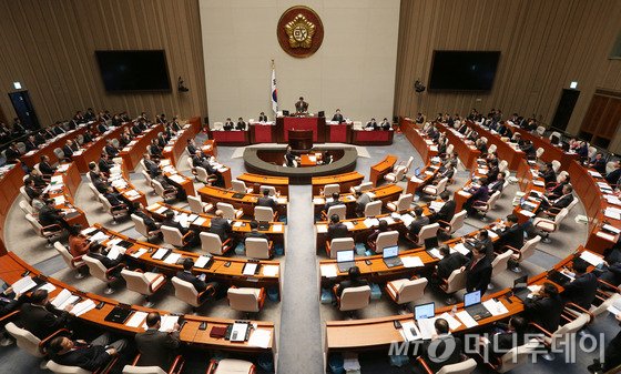 지난달 30일 오후 서울 여의도 국회 예결위 회의장에 열린 2015 예산안 및 기금운용계획안에 대한 공청회에서 김태일 고려대 정경학부 교수가 강연을 하고 있다. 2014.10.30/사진=뉴스1