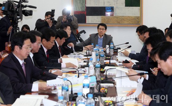 (서울=뉴스1) 오대일 기자 31일 밤 서울 여의도 국회에서 열린 예산결산특별위원회 전체회의에서 이군현 위원장과 여야 의원들이 2014년도 정부 예산안을 처리하고 있다. 2013.12.31/뉴스1