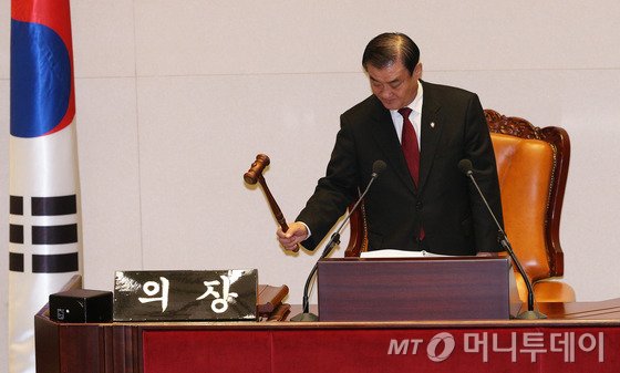 (서울=뉴스1) 허경 기자 12일 서울 여의도 국회에서 열린 예산결산특별위원회 예산안 조정소위원회에서 이군현 위원장과 여야 의원들이 예산안을 심사하고 있다. 2013.12.12/뉴스1