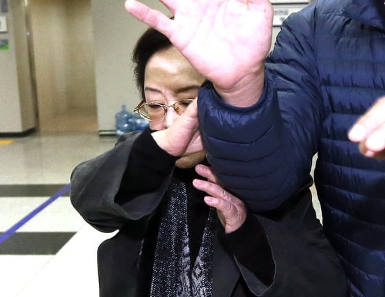 유병언 전 세모그룹 회장(73·사망)의 측근인 탤런트 전양자씨(72·본명 김경숙)가 5일 인천지법에서 열린 1심 선고공판에 출석하고 있다. / 사진=뉴스1