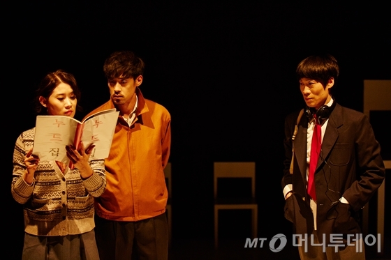 연극 '뜨거운 여름'은 주인공 재희(오른쪽 진선규 분)가 과거 꿈을 찾아 열정을 쏟았던 과정들을 소소하게 풀어냈다. /사진제공=스토리P