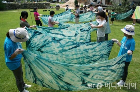 예비사회적기업(주)힐링 체험투어가 주관한 전남사회적기업 체험행사에서 서포터즈들이 쪽 염색 체험에 참여하고 있다. /사진=이나미 한국사회적기업진흥원 사회적기업기자단.