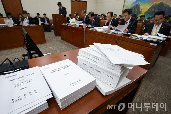 30일 서울 여의도 국회에서 열린 2015년도 국무조정실 및 국무총리비서실, 공정거래위원회, 금융위원회, 국민권익위원회, 국가보훈처 예산안 심의 등에 대한 정무위원회 전체회의에서 의원들의 자리에 예산안 관련 자료가 쌓여 있다. 2014.10.30/뉴스1  <저작권자 ⓒ 뉴스1코리아, 무단전재 및 재배포 금지>