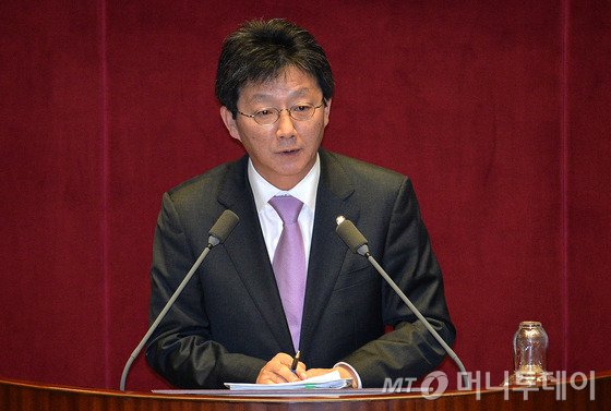 유승민 새누리당 의원이 3일 오전 서울 여의도 국회에서 외교-통일-안보에 관한 대정부 질문을 위해 열린 본회의에서 질의를 하고 있다. 2014.11.3/뉴스1